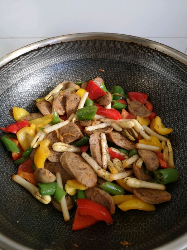 黑椒肠炒彩椒花生芽