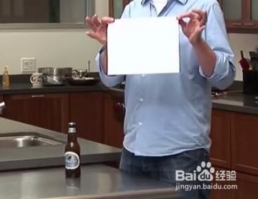 <b>如何用A4纸开啤酒瓶盖</b>