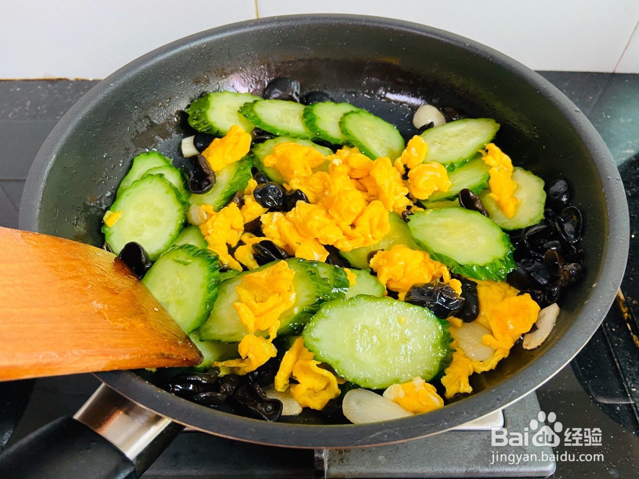 黄瓜木耳炒鸡蛋的家常做法
