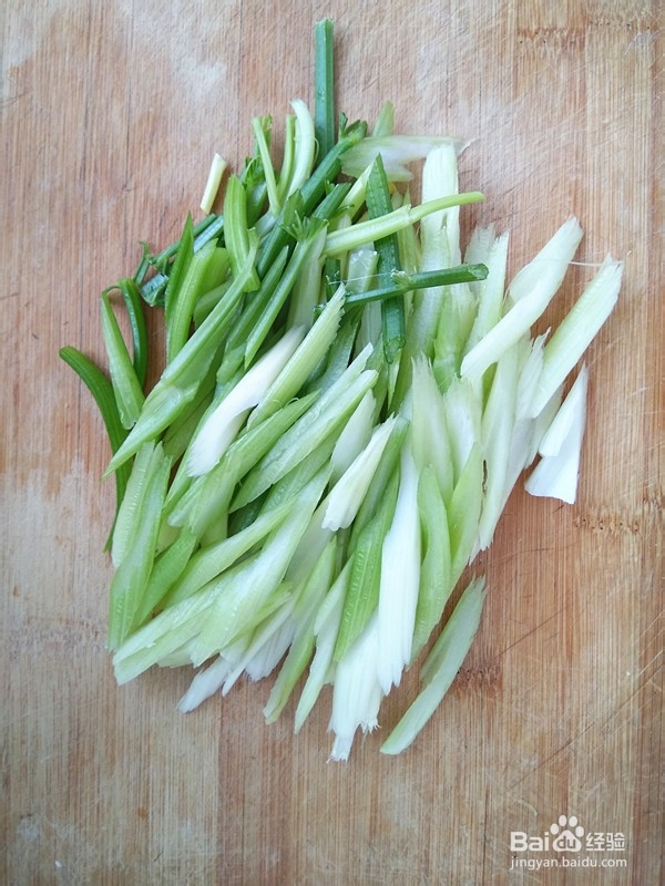 如何制作甜蒜汁拌芹菜皮蛋