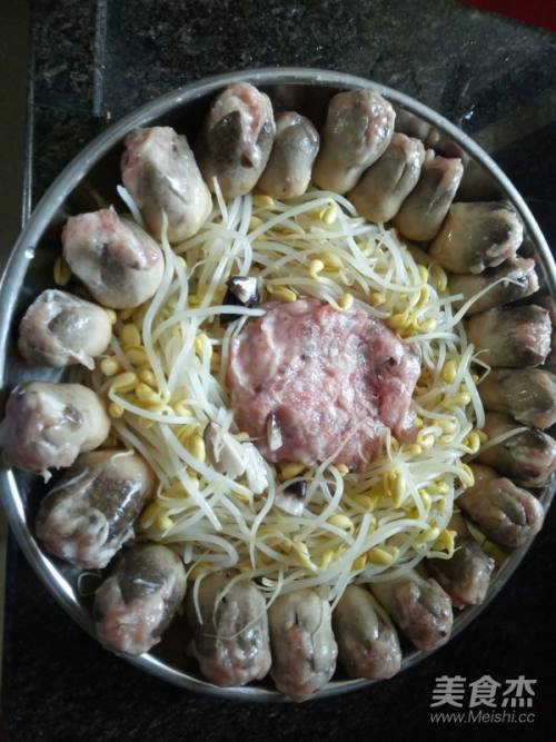 将酿好的草菇放进豆芽碟里.