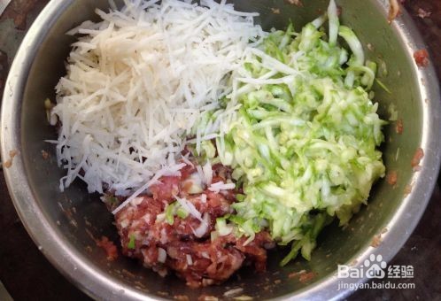 厨房挑战之荤菜茄汁西葫芦猪肉饼怎么做?