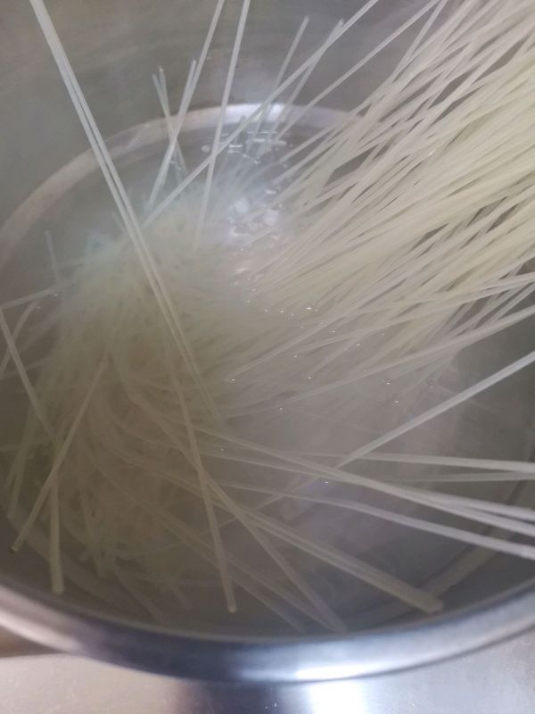 麻辣龙虾尾拌米线