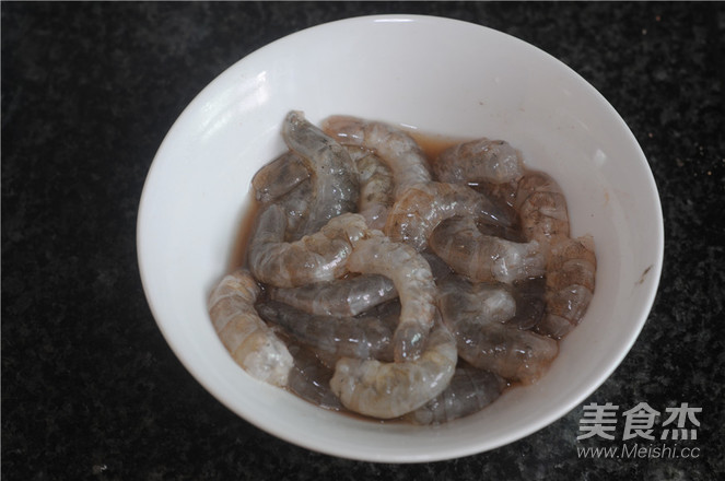 彩蔬炒虾球的做法
