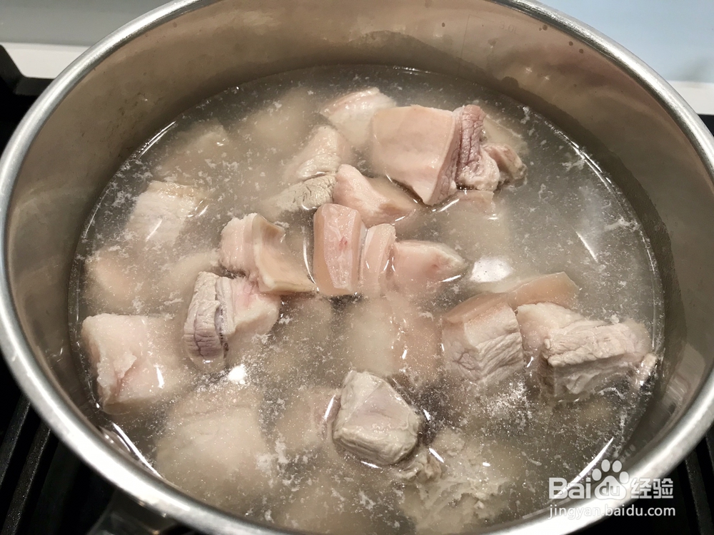 一个人做五花肉炖土豆茶树菇