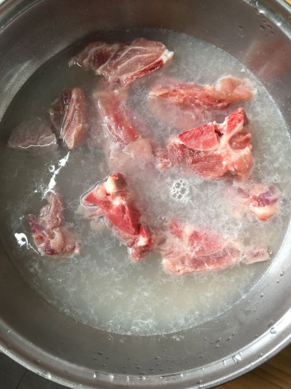 姬松茸茶树菇墨鱼汤