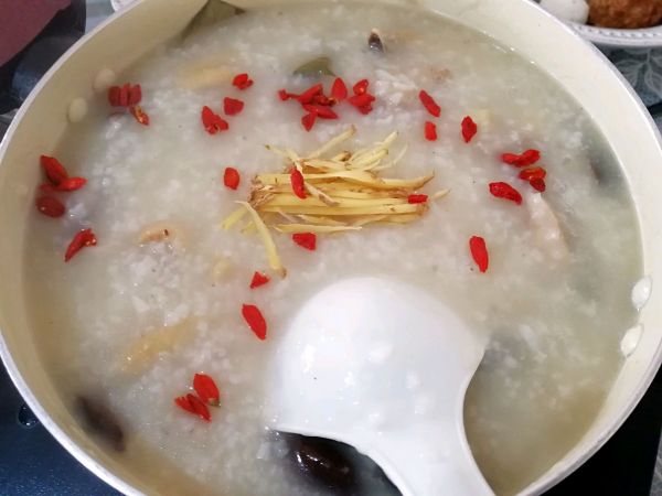 送荷叶香菇鸡粥