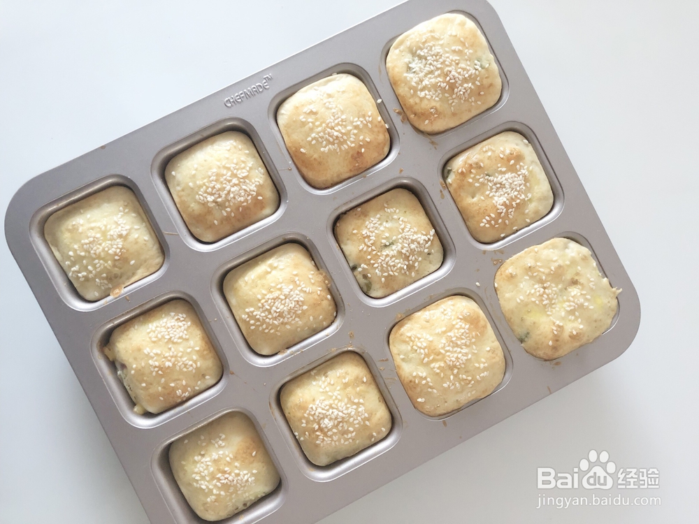 香气浓郁的芝士肉肠香葱面包