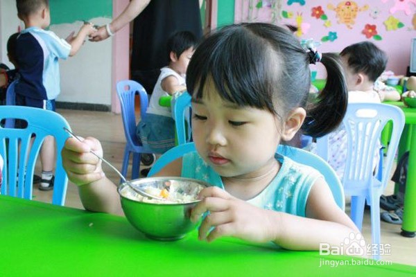 孩子吃饭太慢怎么办 如何提高小孩吃饭速度