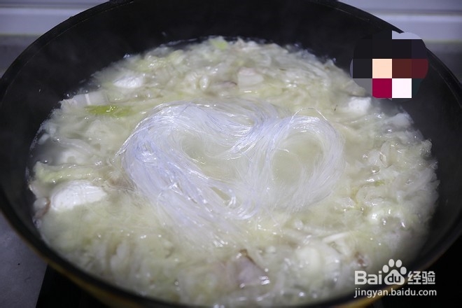 猪肉酸菜粉丝鱼丸的做法