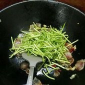 藜蒿炒腊肠的做法