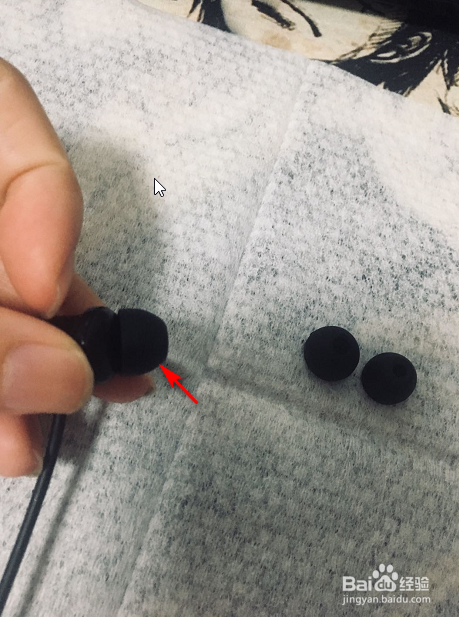 如何给耳机更换耳塞套