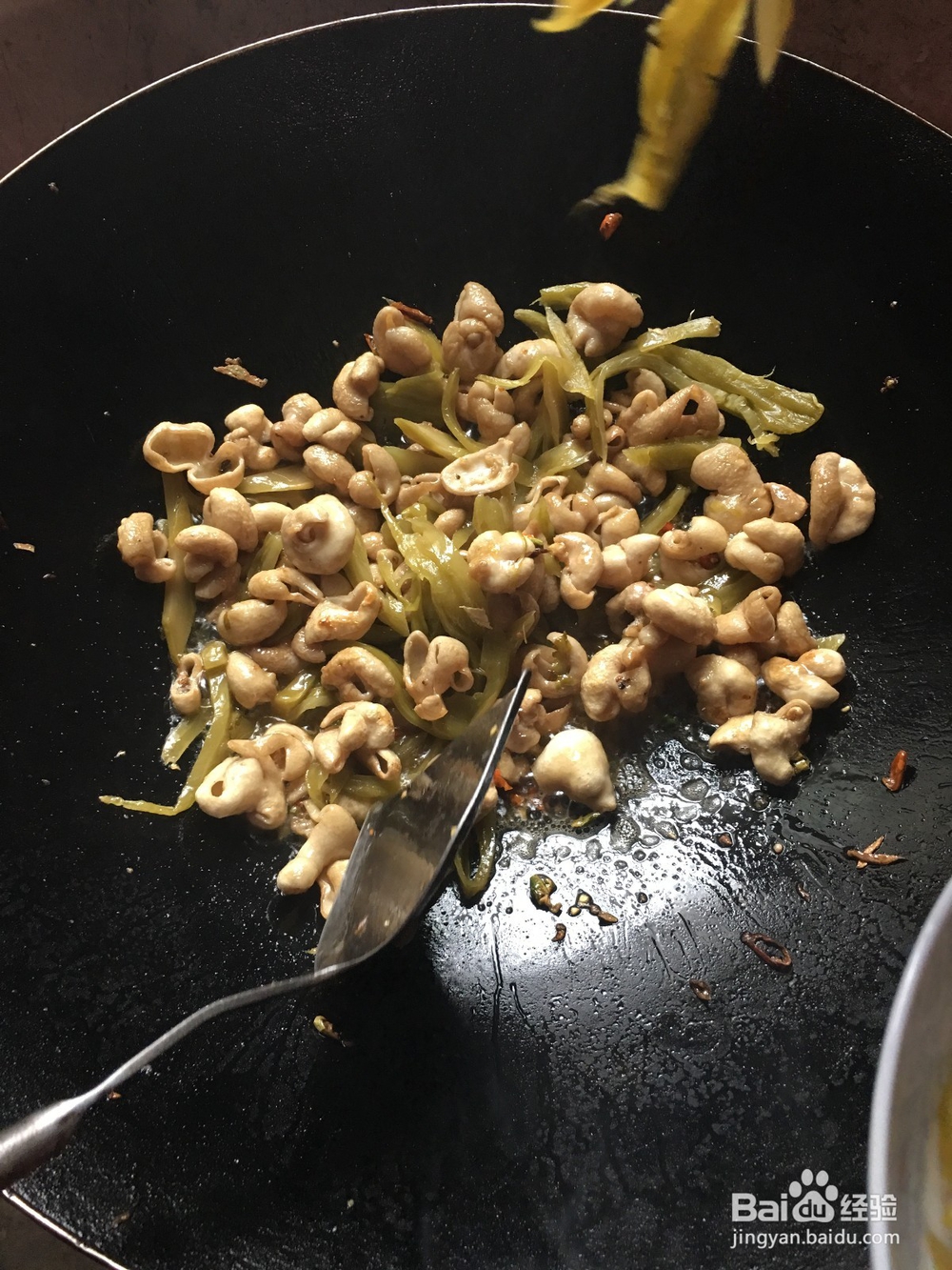 咸菜炒猪肠的做法