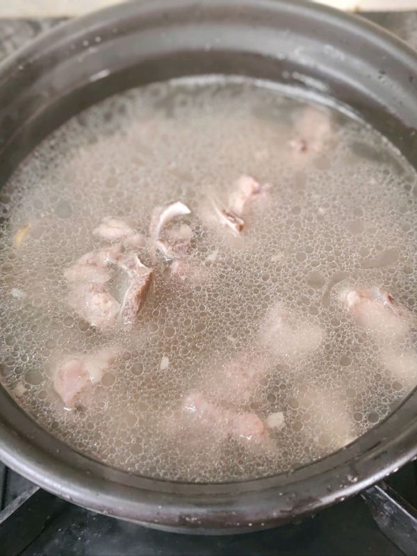 排骨银鱼蘑菇汤