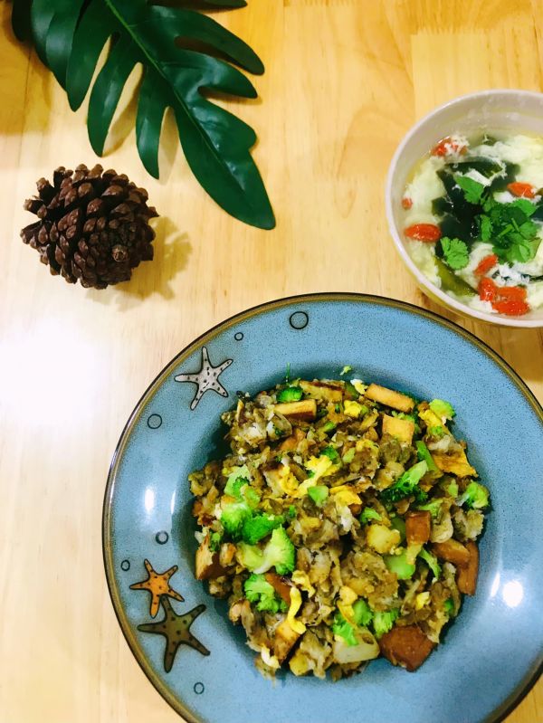 西蓝花豆干炒槐花麦饭