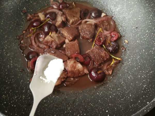 樱桃红酒煮牛肉