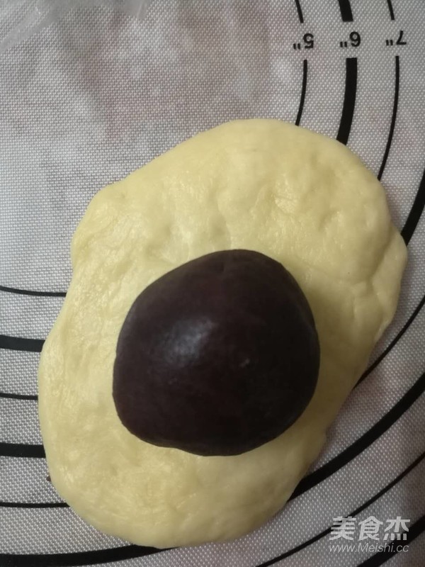 毛毛虫豆沙面包