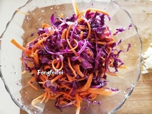 教你怎么做炝拌三丝【紫甘蓝、胡萝卜、蛋皮】