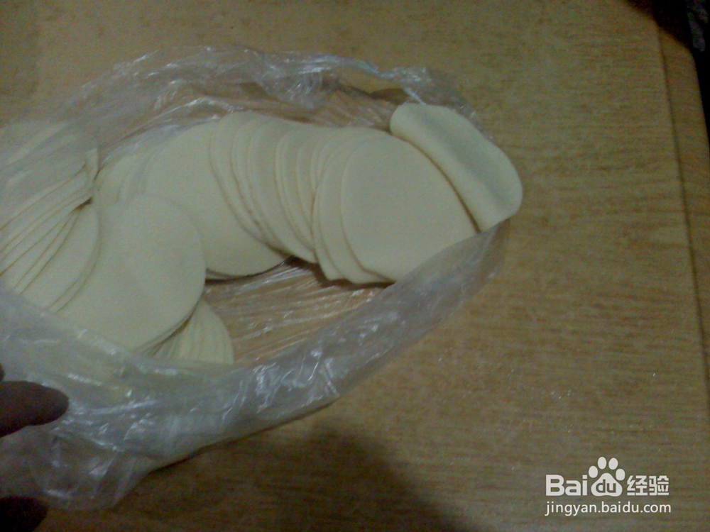怎样包年三十猪肉酸菜馅饺子--包饺子