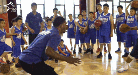 打篮球,怎么悬浮运球