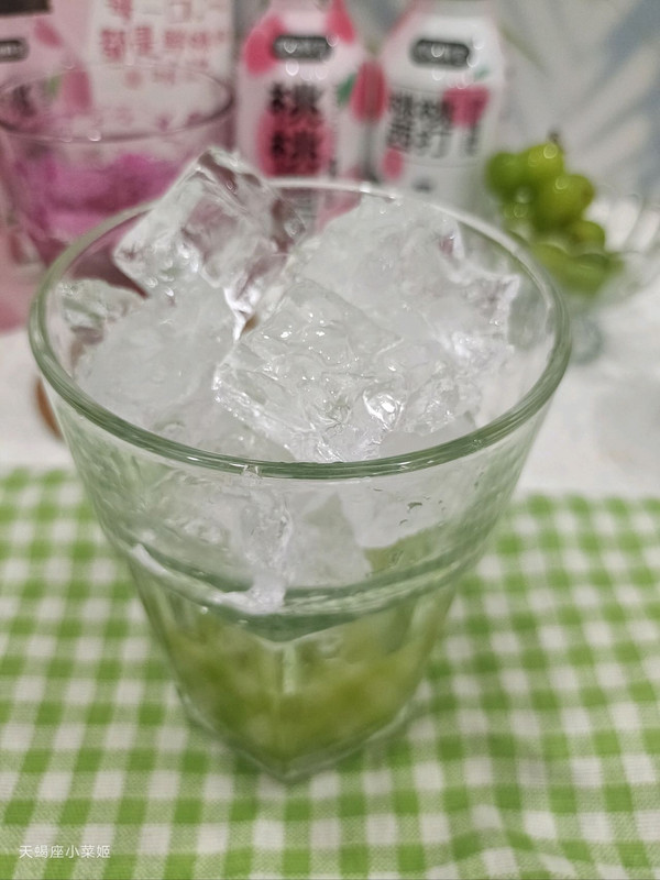 青提桃桃养乐多