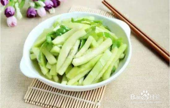 清炒西瓜皮的做法。