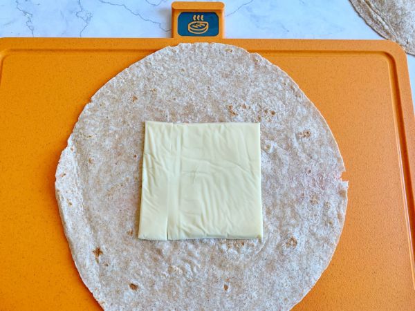 芝士泡菜火腿蛋卷饼和芒果酸奶