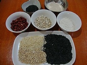 秋冬养生粥。黑米薏仁八宝粥的详细制作方法