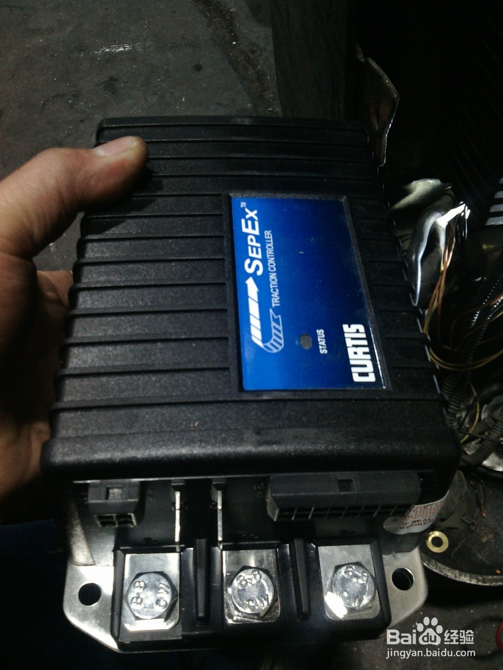 工厂用2T拖头车不能前后移动怎么办