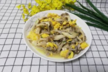 平菇炒鸡蛋的做法