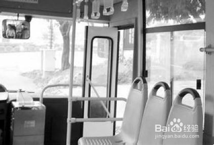 路况不好时坐公交车如何做好安全防护措施