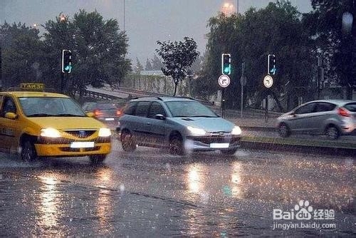 下雨天怎么开车