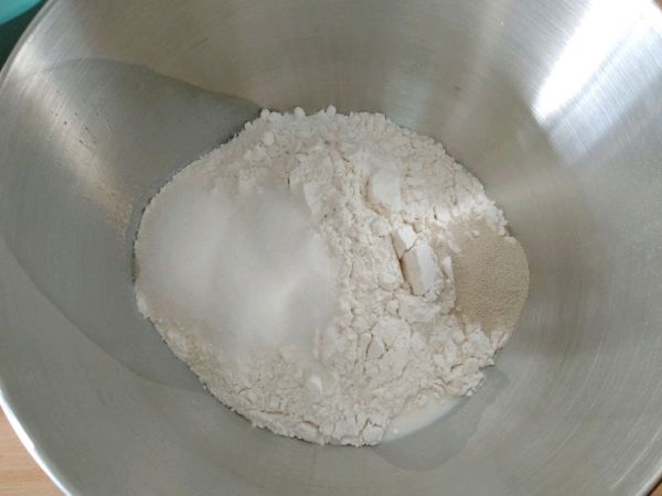 丑萌奶牛豆沙面包