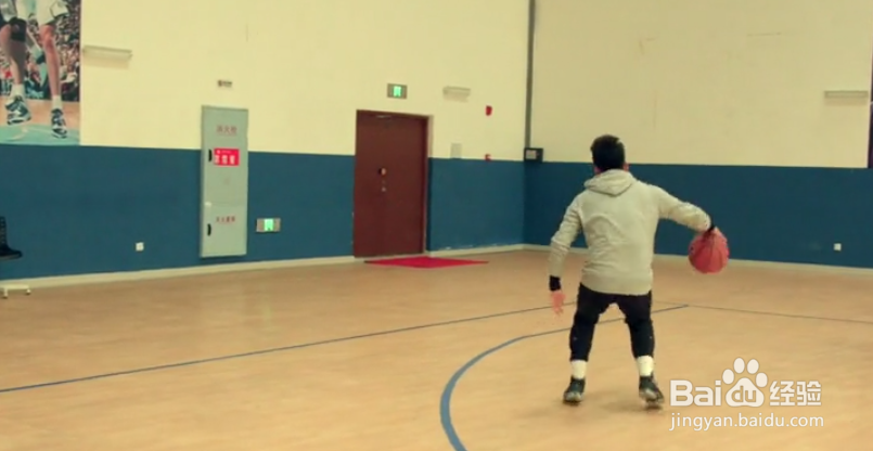 街球手教授的招牌转身过人是如何完成的?