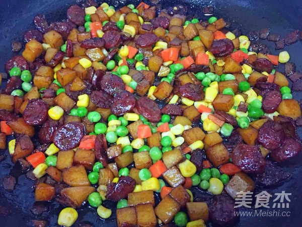 腊肠焖饭~的做法