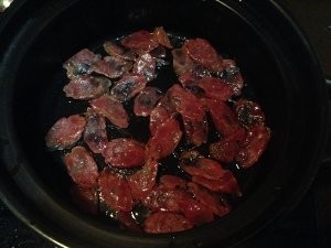 教你怎么做墨斗鱼腊肠花菇腐竹粉丝煲