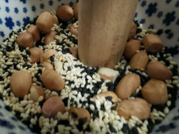 红糖花生芝麻糍粑