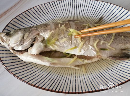 清蒸鲈鱼该怎么做呢?