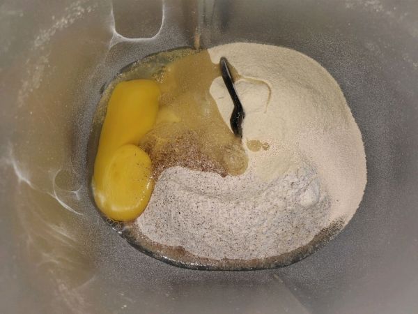 金枪鱼肉松全麦藜麦面包