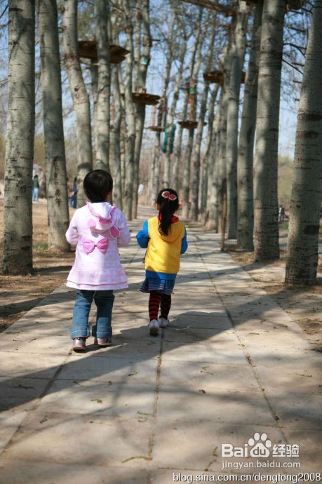 朝阳公园寻春的小孩