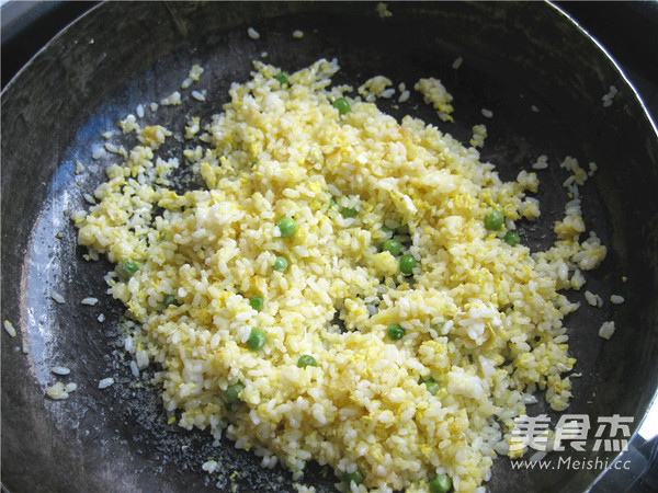 腊肠豌豆蛋炒饭
