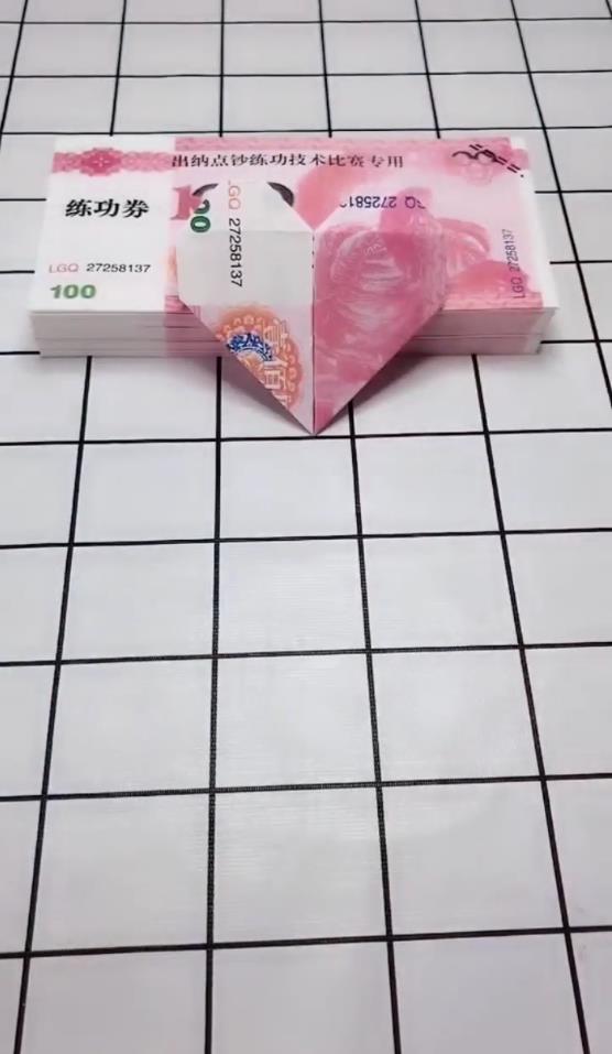 手工折纸爱心怎么做？