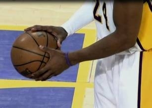 如何矫正标准投篮姿势