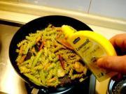 怎样自制宵夜绿酱虾球螺丝面