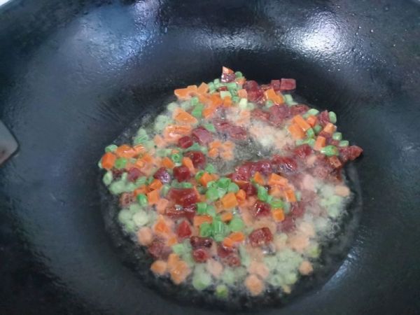 杂蔬虾仁火腿蛋炒饭