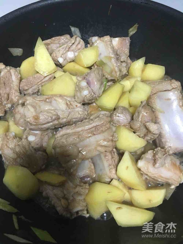 土豆炖排骨的做法