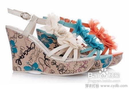 如何选购坡跟凉鞋,坡跟凉鞋怎么穿好看