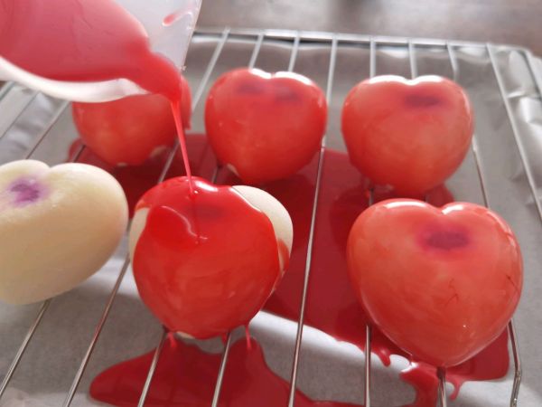 爱心白巧克力夹心慕斯蛋糕