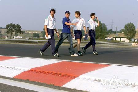 论赛车手如何快速熟悉新车道