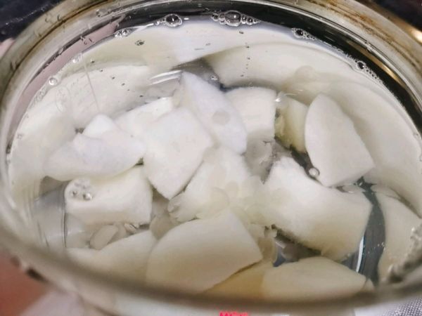 雪莲子丰水梨糖水